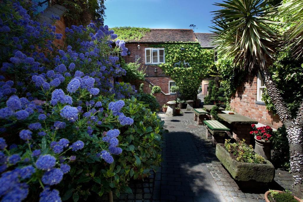 The Greyhound Coaching Inn Lutterworth Exterior foto